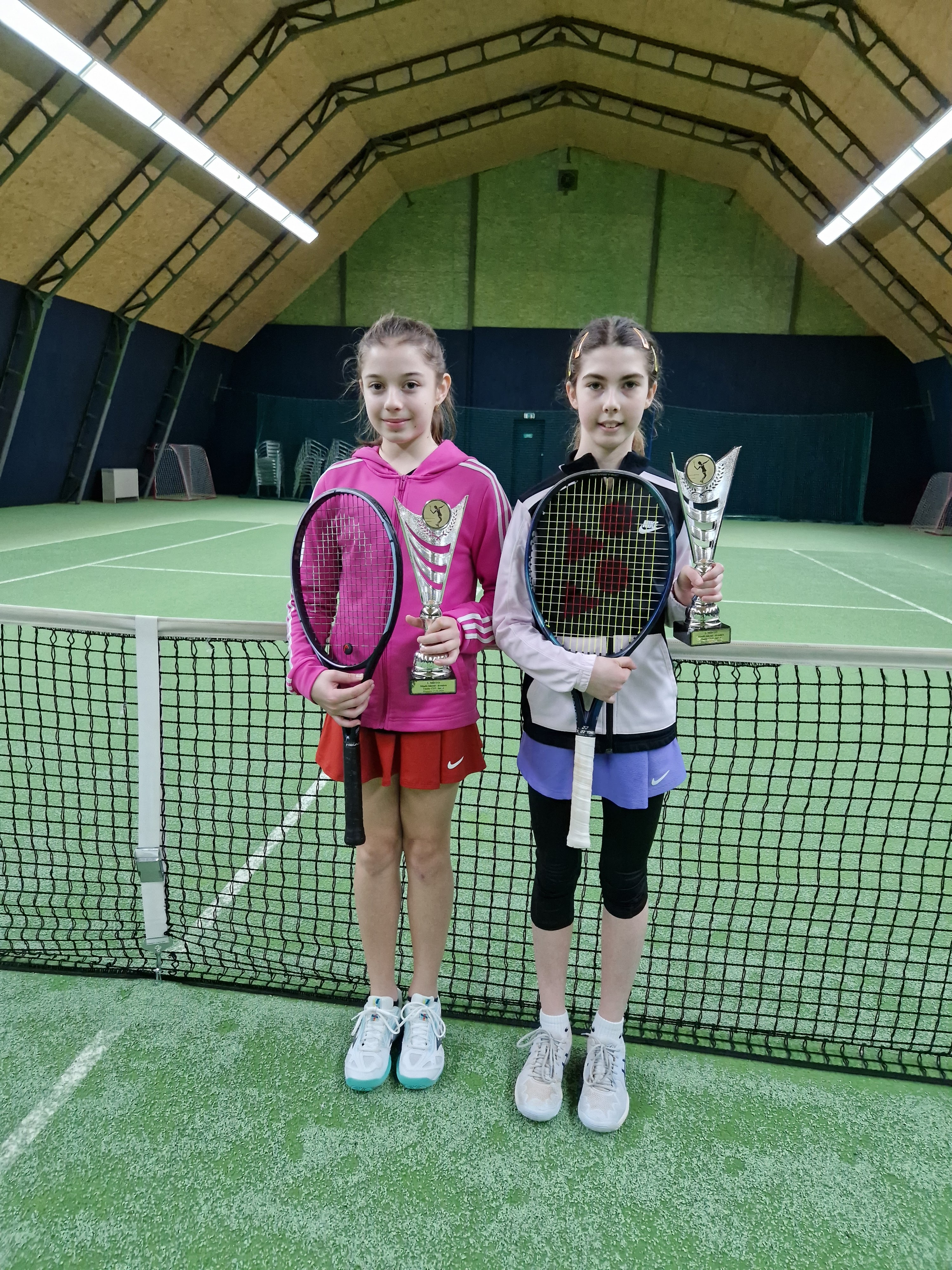 zleva vítězka dvouhry Kristýna Nikodymová (TK Sparta Praha) a finalistka Sofie Jiráková (I.ČLTK Praha).